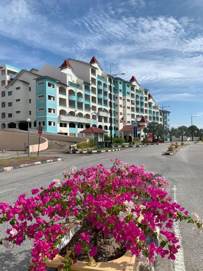 Glossy Marina Homestays Lumut Buitenkant foto
