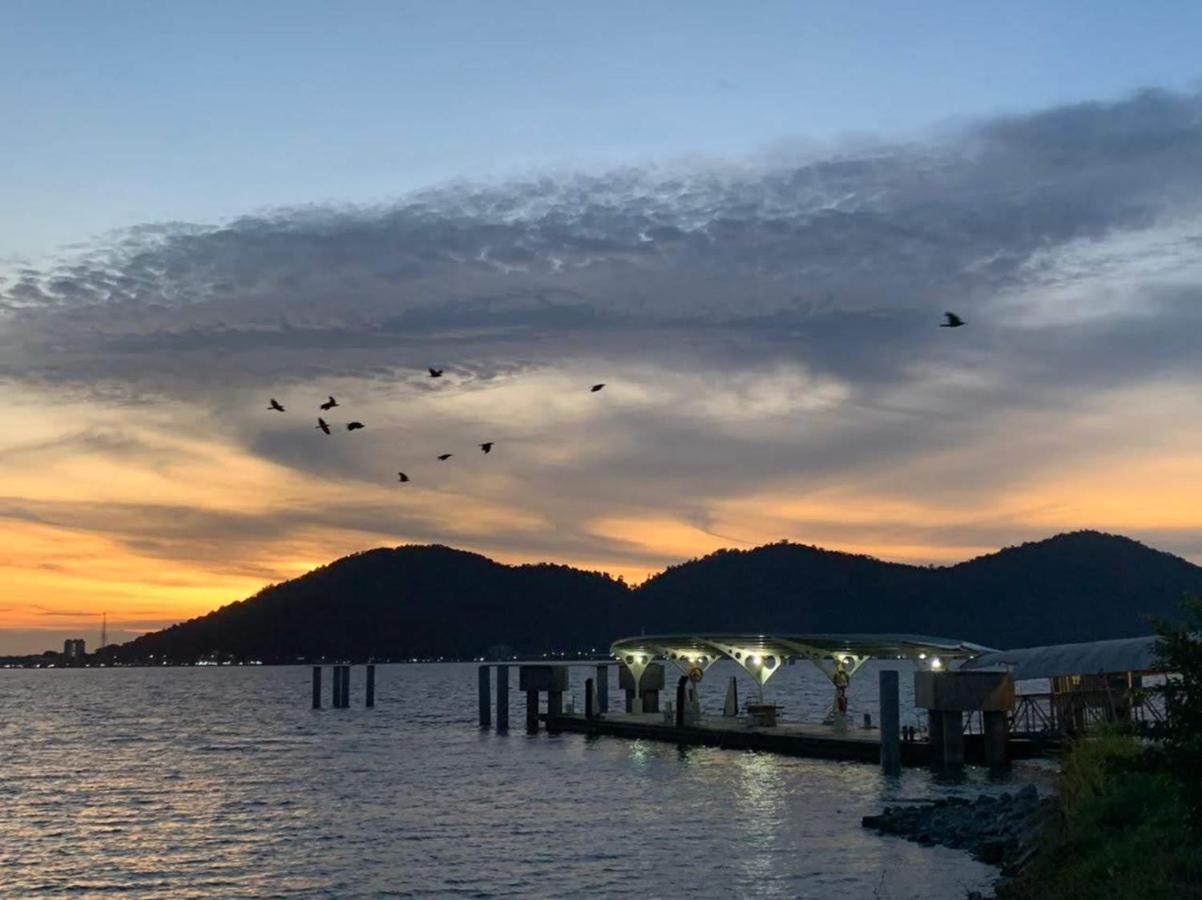 Glossy Marina Homestays Lumut Buitenkant foto