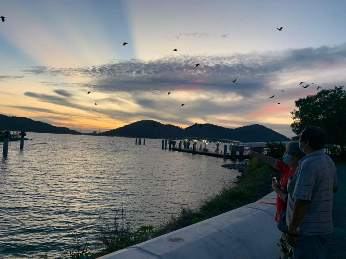 Glossy Marina Homestays Lumut Buitenkant foto