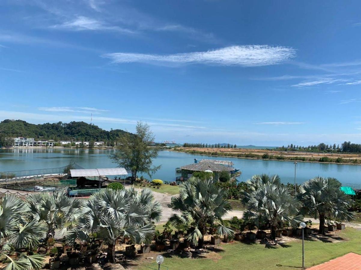 Glossy Marina Homestays Lumut Buitenkant foto