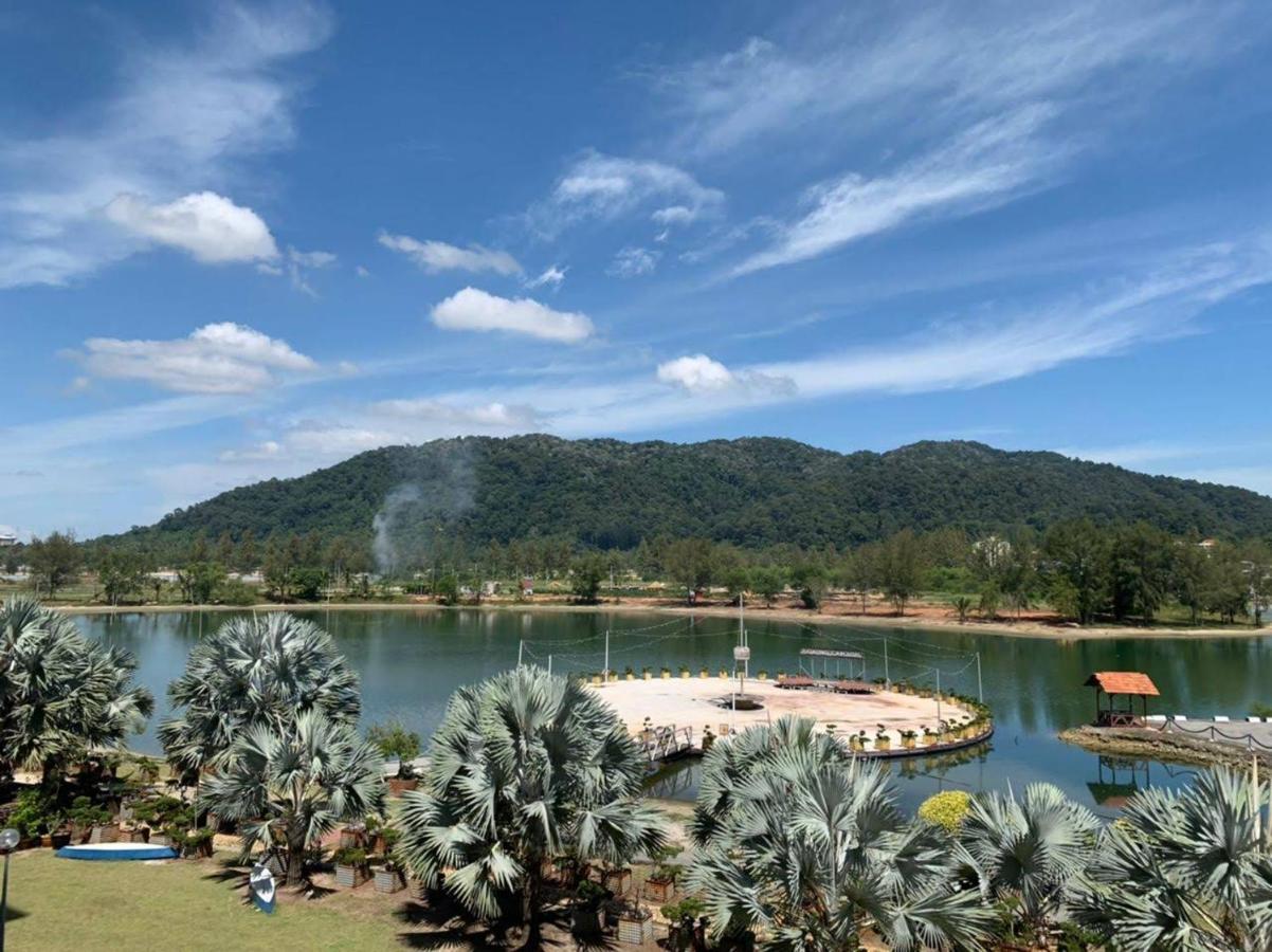 Glossy Marina Homestays Lumut Buitenkant foto