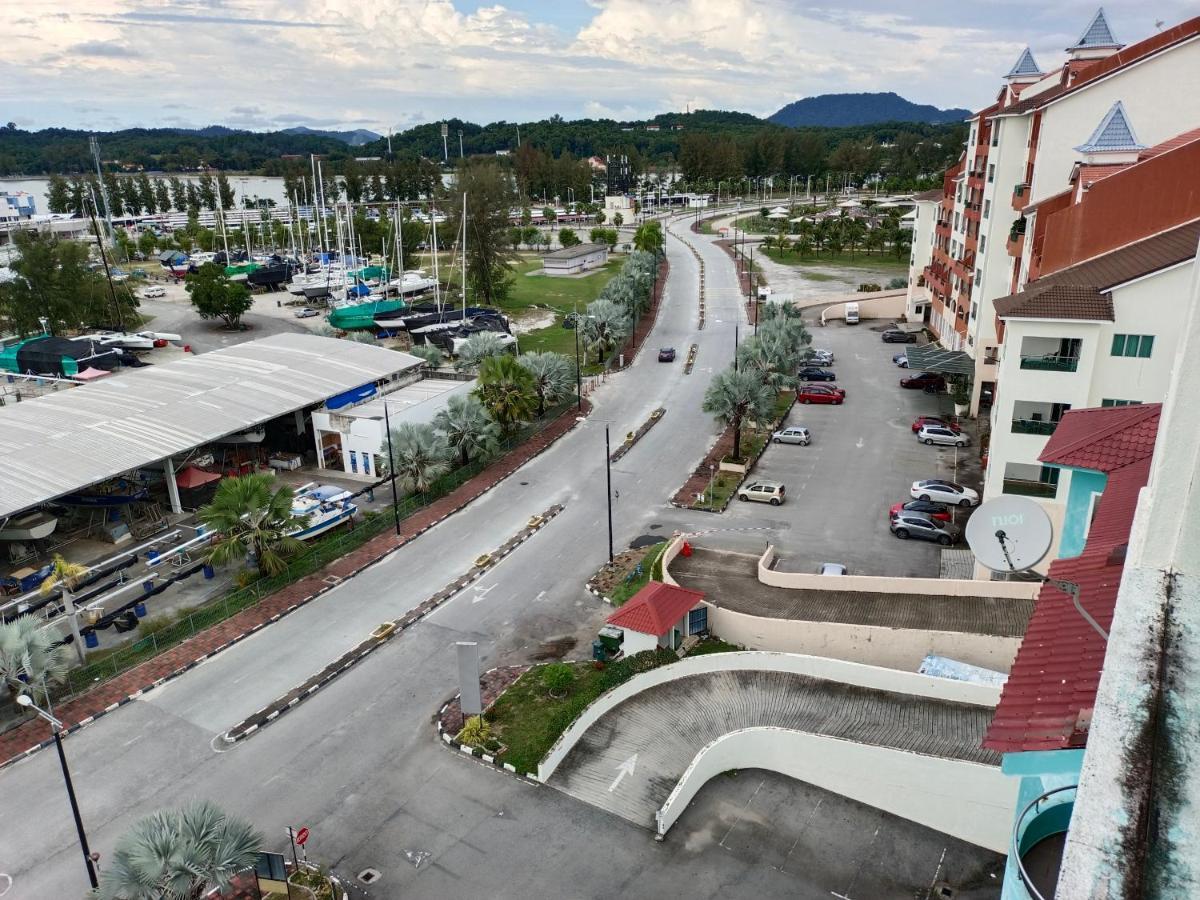 Glossy Marina Homestays Lumut Buitenkant foto