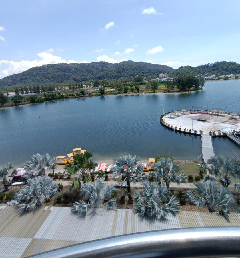 Glossy Marina Homestays Lumut Buitenkant foto
