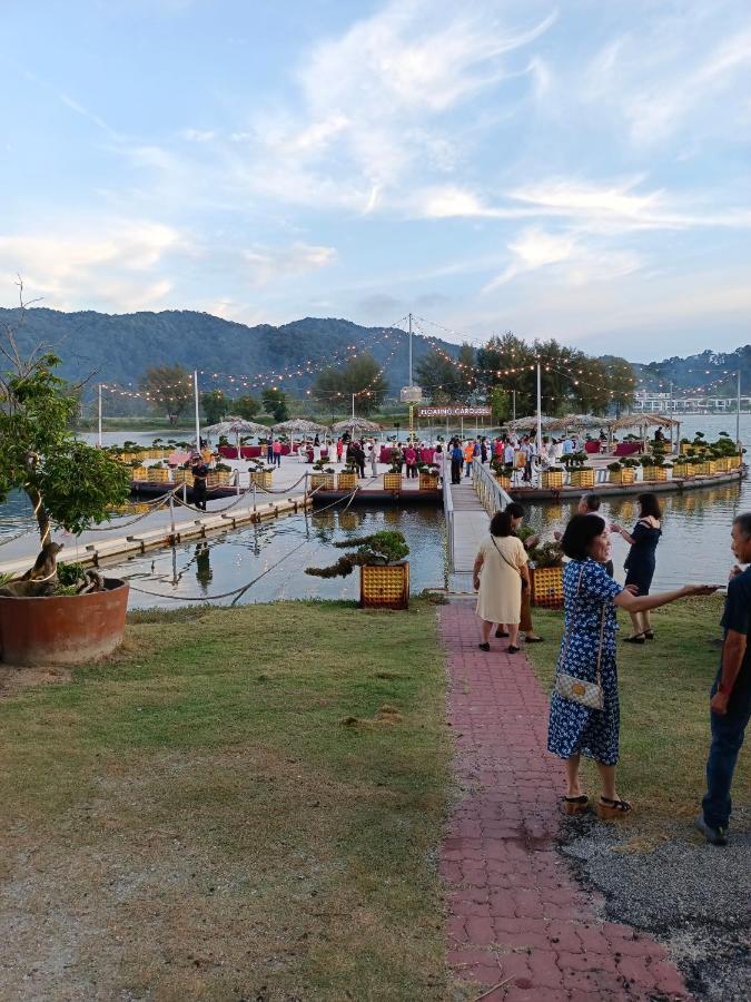 Glossy Marina Homestays Lumut Buitenkant foto