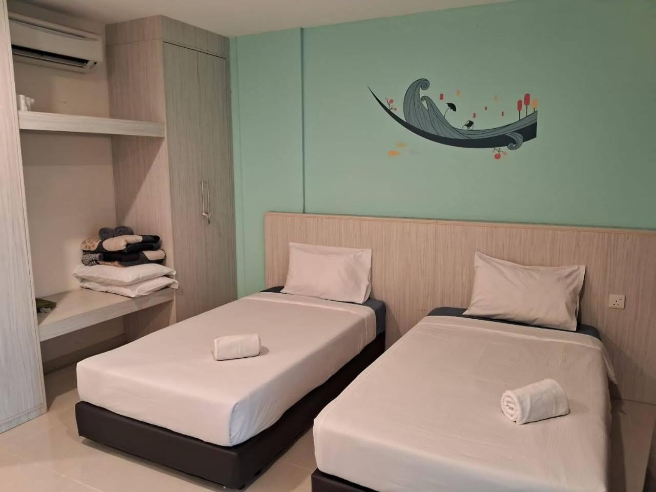 Glossy Marina Homestays Lumut Buitenkant foto