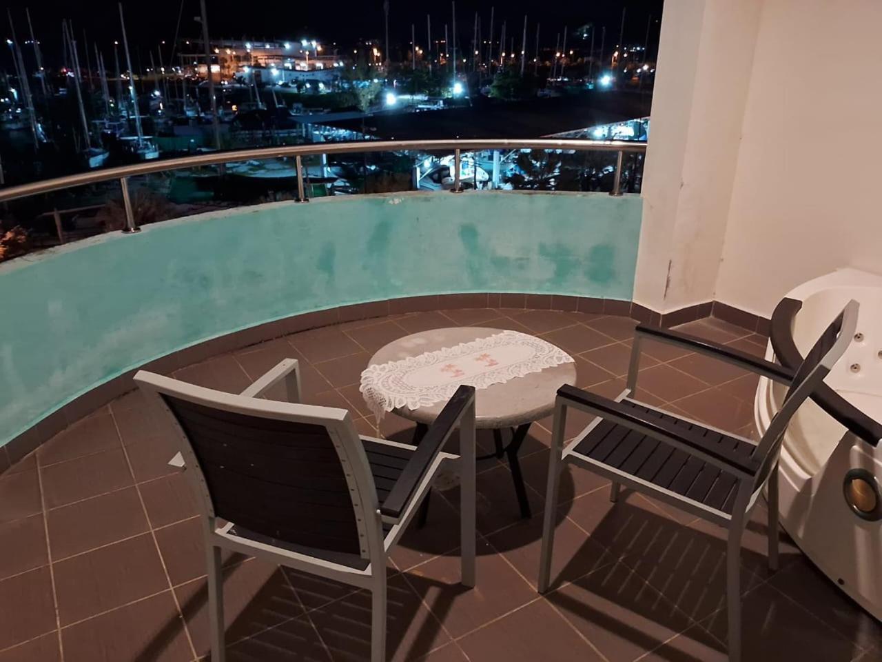 Glossy Marina Homestays Lumut Buitenkant foto