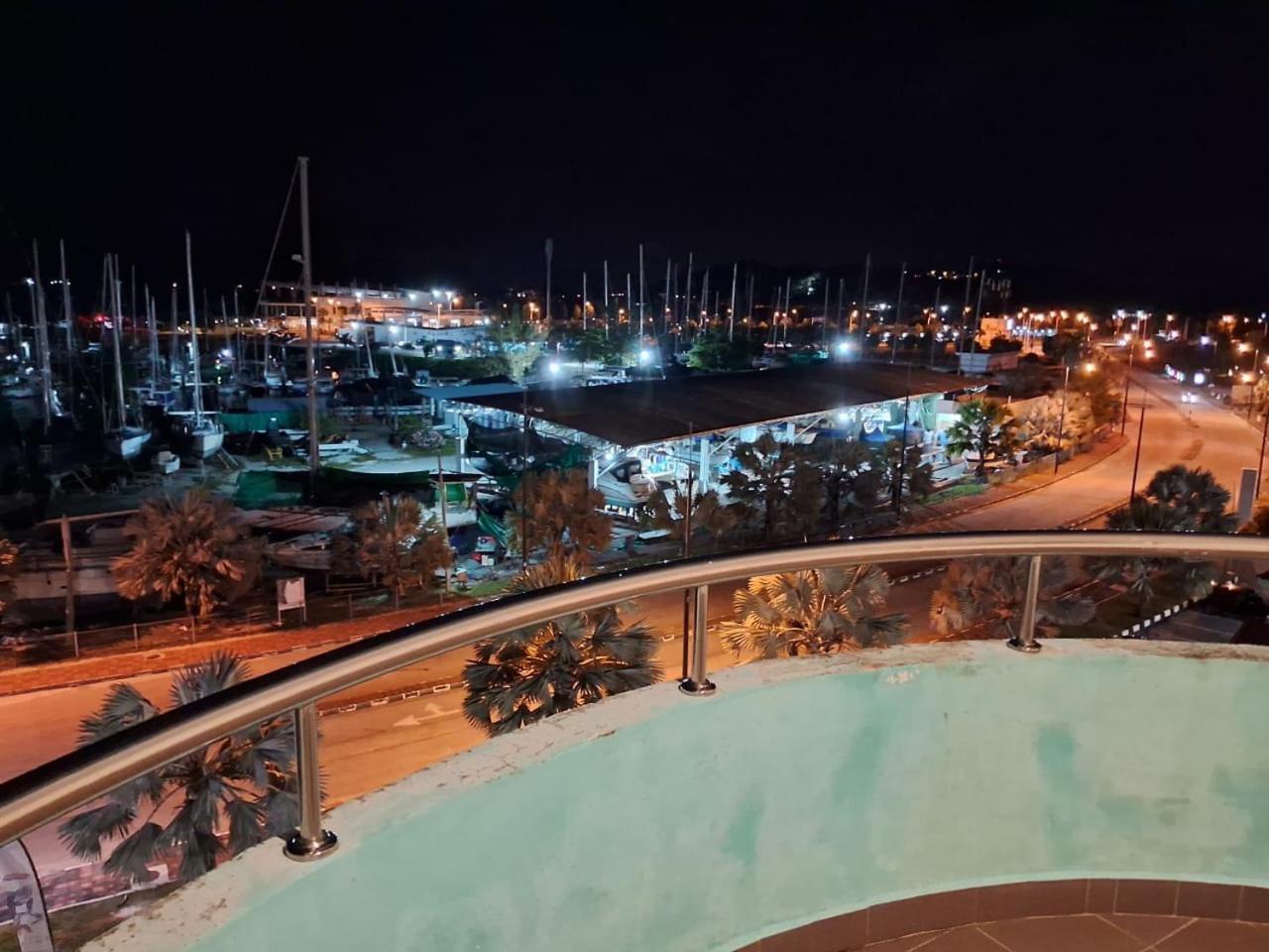 Glossy Marina Homestays Lumut Buitenkant foto